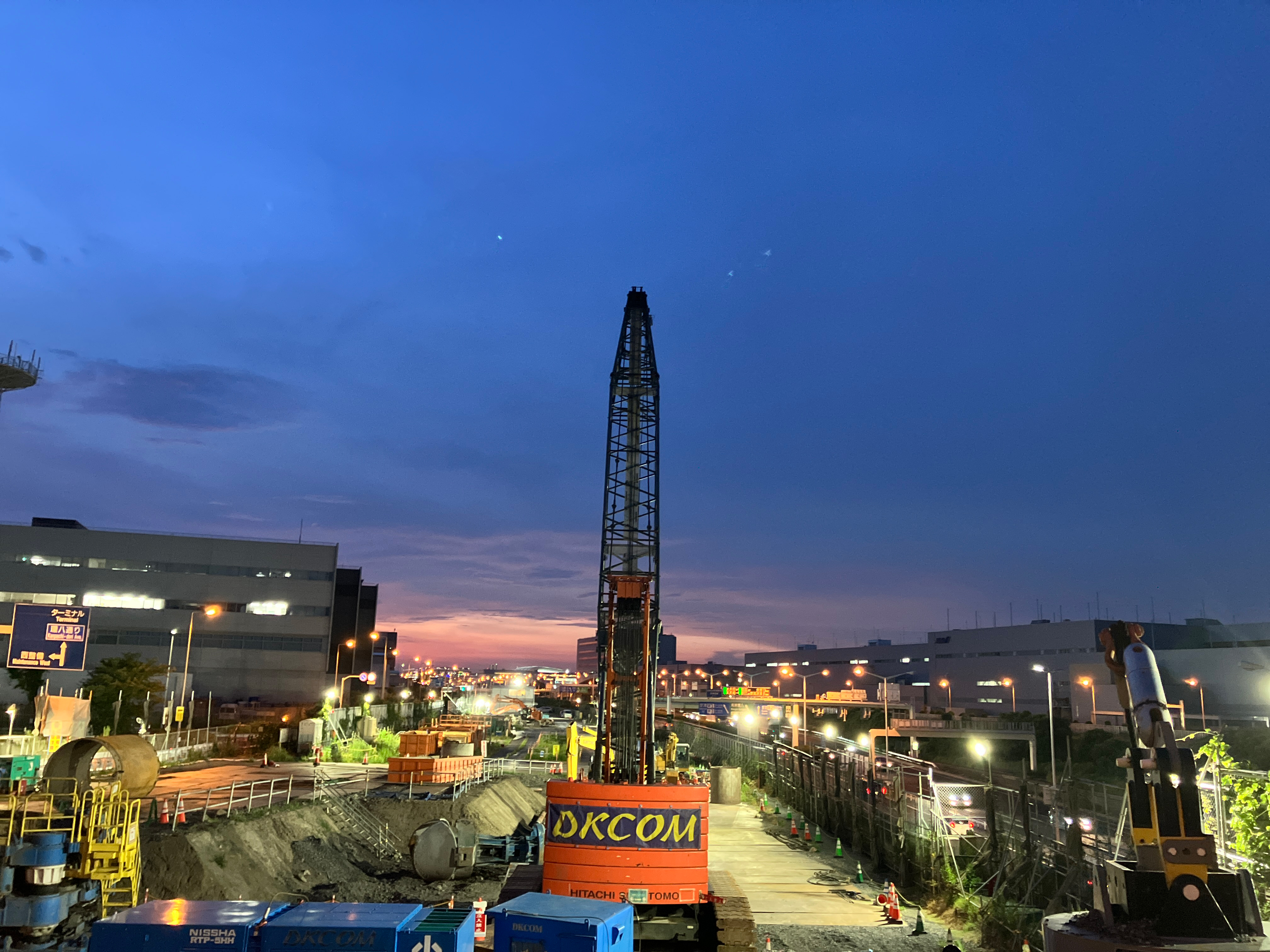 「鉄骨、夕焼け、そしてちょっと残業」